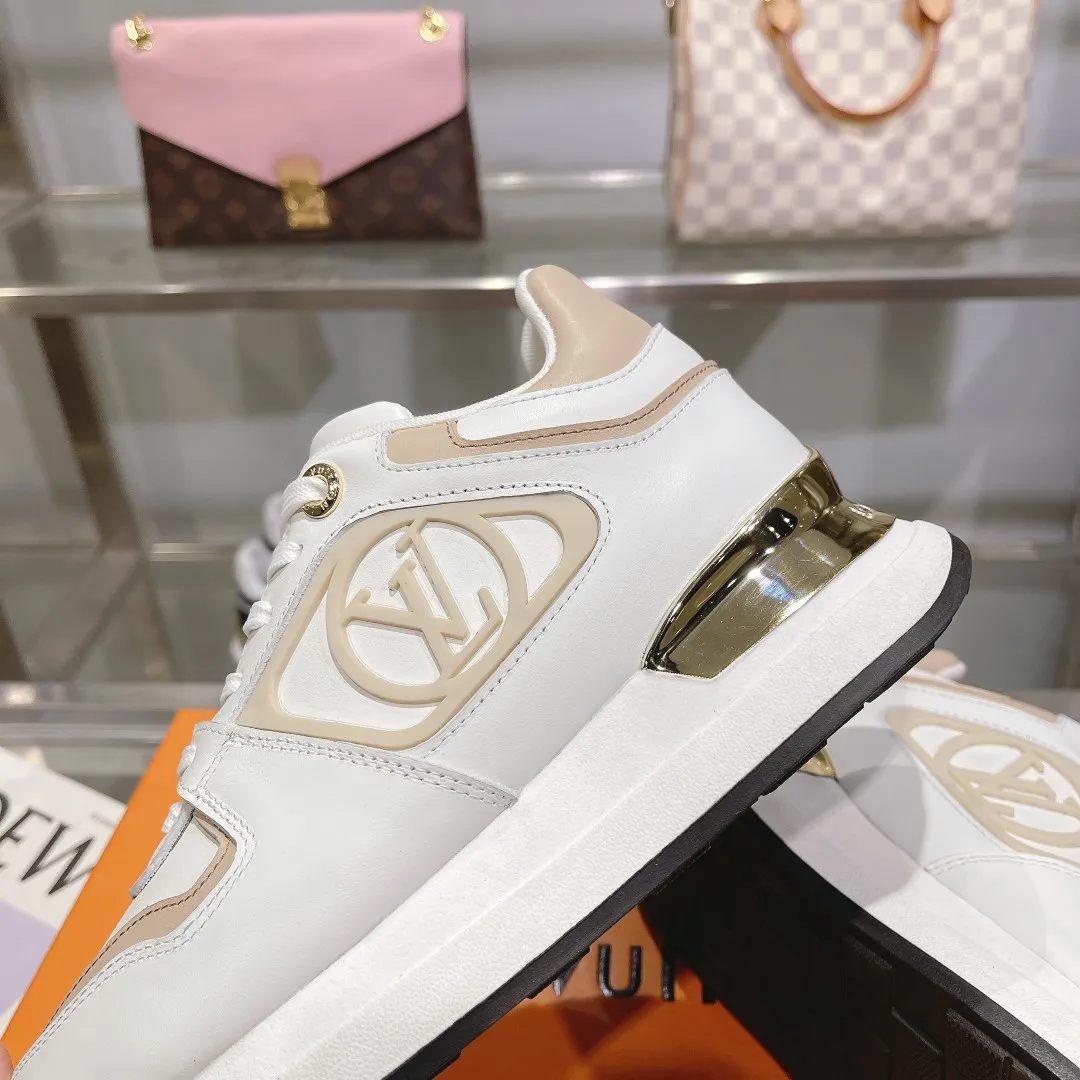 [L Family] P: 760💰Size 35-42 for women, 39-46 for men, (41.42 for women, 45.46 for men, customized) .LV Donkey Brand 🔥🔥LOUIS VUITTON Louis Vuitton's official website synchronizes the 2025 autumn and winter couple's models, which are now on the market, this Neo Run Away sneakers are inspired by running shoes, integrating LV's iconic must-have shoes into the trend. This version is a 1:1 replica of the original version. It is made of two-tone calfskin to highlight its simple lines and unique wedge outsole. Key details include the LV initials on the side and an engraved gold heel stabilizer on the back plus a 2cm hidden insole.